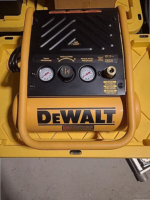 DEFECTIVE DEWALT Air Compressor 135PSI Max 1 Gallon D55140 YellowRare G3D