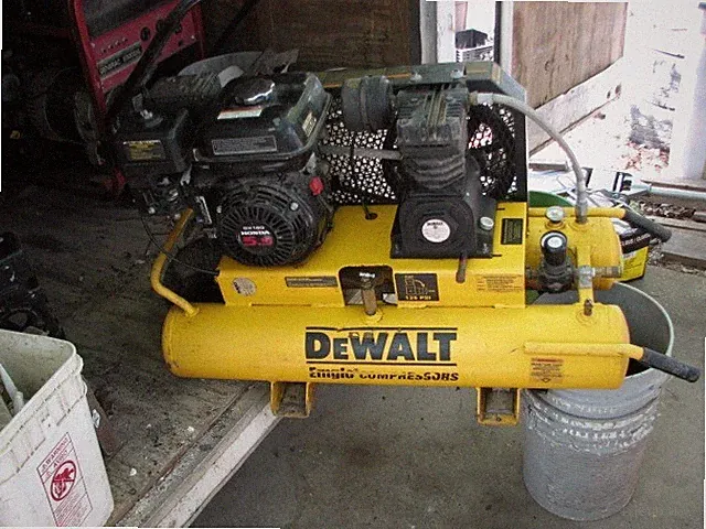 DEWALT DXCMTB5590856 5.5 HP 8 Gallon Wheelbarrow Air Compressor not used much
